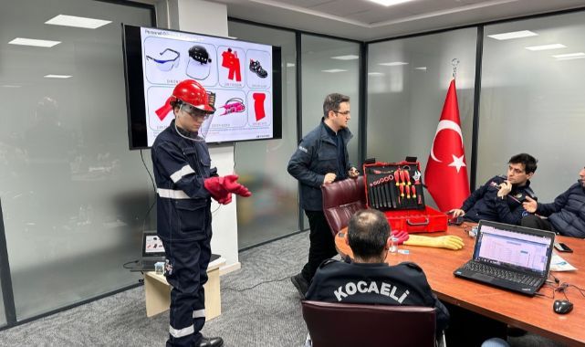 Büyükşehir İtfaiyesine elektrikli araç yangınları eğitimi