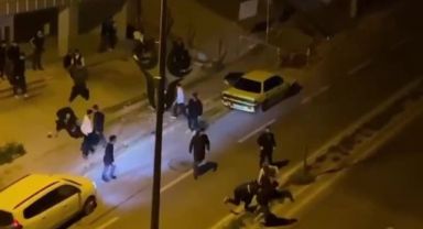 Cadde ortasında iki grup arasında tekmeli, yumruklu kavga 