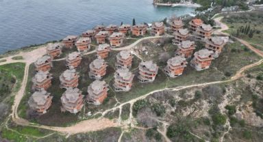 Darıca'da kendi haline terk edilmiş villalar merak konusu oldu