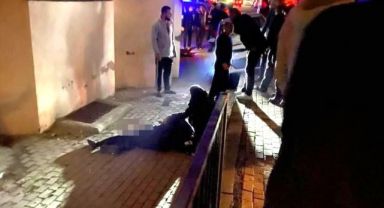Durakta bekleyenlere otomobil çarptı: 1 ölü, 1 yaralı