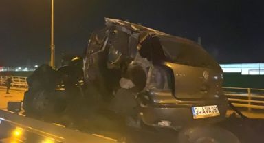 Gebze'de park halindeki tıra çarpan otomobil parçalandı: 2 ağır yaralı