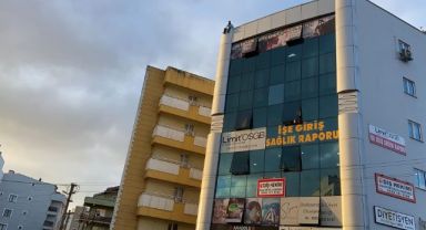 İş merkezinin çatısına çıktı, yürekler ağza geldi