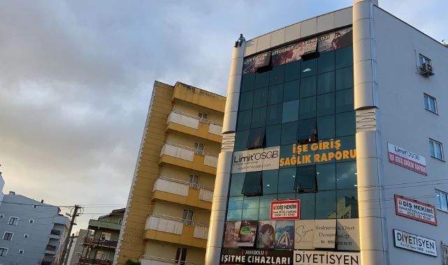 İş merkezinin çatısına çıktı, yürekler ağza geldi