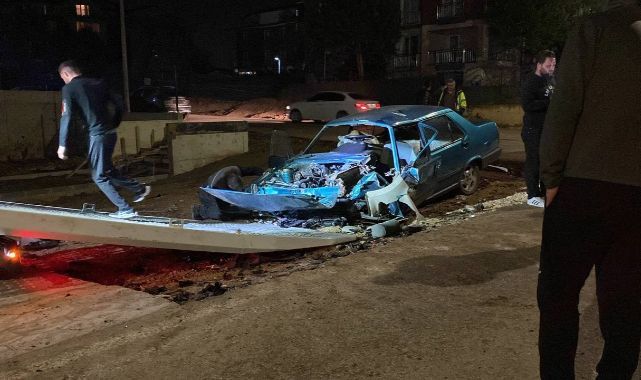 Kafa kafaya çarpışan iki otomobil hurdaya döndü: 3 yaralı