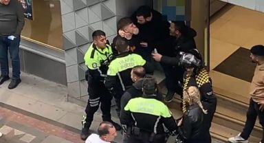 ‘Kafayı vuracağım’ diyerek tehdit ettiği polise tekme attı: O anlar kamerada