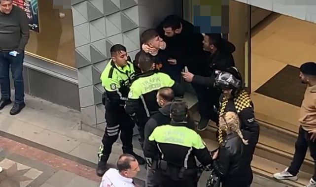 ‘Kafayı vuracağım’ diyerek tehdit ettiği polise tekme attı: O anlar kamerada