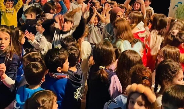 Körfezli çocuklar tiyatro oyunuyla doyasıya eğlendi