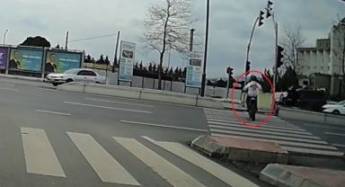 Minibüsün çarptığı motosikletli metrelerce savruldu