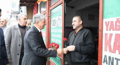 Ömeroğlu, Dilovası'nda sıkmadık el bırakmıyor
