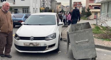 Otomobilin çarptığı çöp konteyneri, 5 kişiyi yaraladı