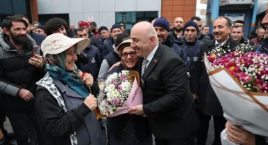 Personeller Başkan Bıyık'ı çiçeklerle karşıladı