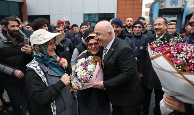 Personeller Başkan Bıyık'ı çiçeklerle karşıladı