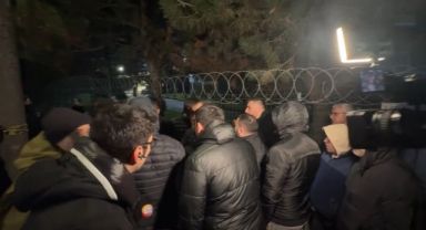 Rehin alınan vatandaşların yakınlarının bekleyişi sürüyor