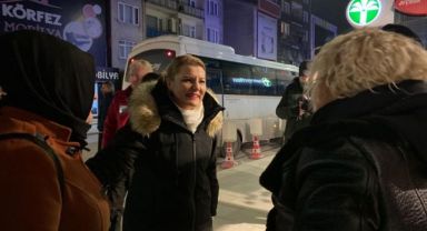 Servis bekleyen işçilere ikram