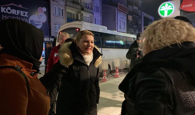 Servis bekleyen işçilere ikram