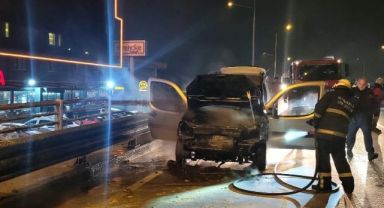 Seyir halindeki araç alevlere teslim oldu