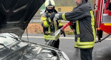 Seyir halindeyken yanan otomobili itfaiye söndürdü