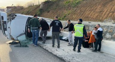 Takla atan otomobilden sağ kurtuldular