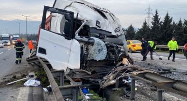 TEM'de tır bariyerlere çarpıp, aydınlatma direklerini devirdi