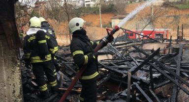 Yangın faciası: Baba ve oğlunun evleri küle döndü
