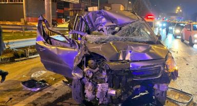 Zincirleme kazaya karışan araç kağıt gibi ezildi: 1’i ağır 3 yaralı