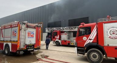 Akrilik levha fabrikasında korkutan yangın