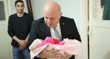 Başkan Bıyık, yeni doğan bebeğin kulağına ezan okudu
