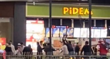 Boks ringi değil AVM: Ellerine geçirdikleri sandalyeleri birbirlerine fırlattılar