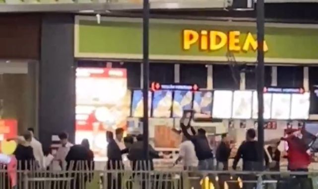 Boks ringi değil AVM: Ellerine geçirdikleri sandalyeleri birbirlerine fırlattılar