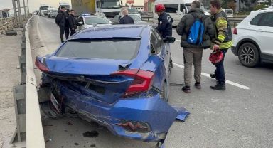 Çarpışan otomobillerden biri bariyere vurdu: 2 yaralı