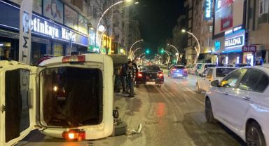 Duraklayan araca çarpıp devrildi: O anlar kamerada