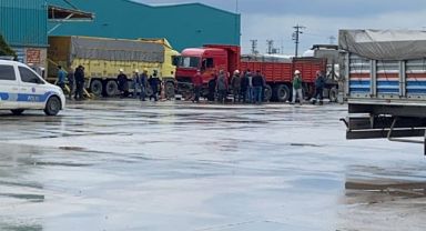 El freni çekilmeyen tır kamyon sürücüsüne çarptı