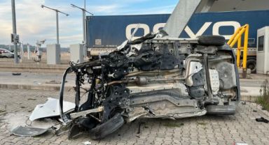 Gişeye çarpıp motoru fırlayan otomobilin sürücüsü hayatını kaybetti