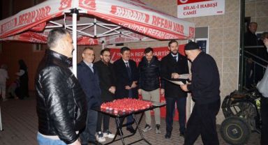 Kamil Ergün teravih sonrası vatandaşla buluştu