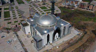 Kartepe Kent Meydanı Camii’ne çelik minare