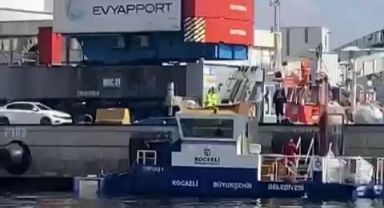 Kule vinçlere çarpan gemiden denize düşen malzemeler toplanıyor