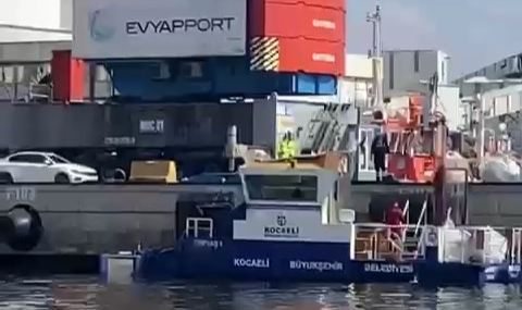 Kule vinçlere çarpan gemiden denize düşen malzemeler toplanıyor