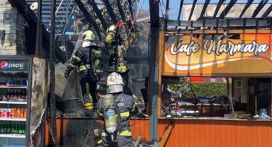 Mutfakta çıkan yangın kafeyi kül etti