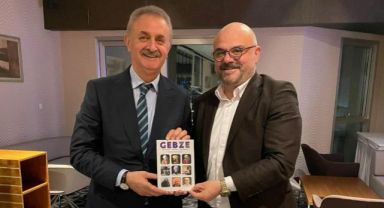 Oğuz Şerifalioğlu ilk kitabı Nail Çiler’e hediye etti