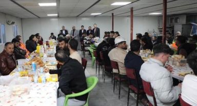 Ömeroğlu, iftarını emekçilerle birlikte açtı
