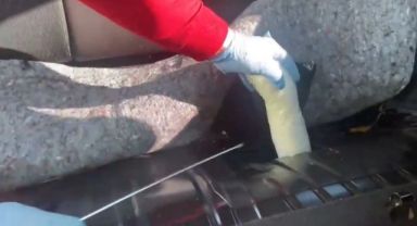 Otomobilin yakıt tankından 17 kilo eroin çıktı