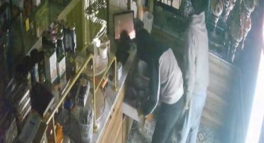 Tatlıcıdaki hırsızlık anı kamerada: 4 bin TL ve SMA bağış kumbarasını çaldılar