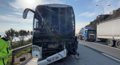 TEM’de yolcu otobüsü, tır ve hafif ticari araç çarpıştı : 1’i ağır 9 yaralı