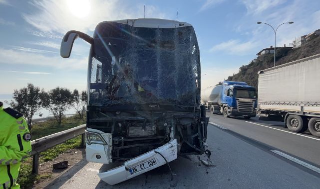 TEM’de yolcu otobüsü, tır ve hafif ticari araç çarpıştı : 1’i ağır 9 yaralı