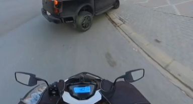 Trafikte ters köşe: Kavga edecekken bir anda böyle sarıldılar