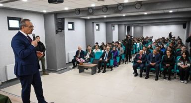 Vali Yavuz, Kariyer Söyleşisinde Öğrencilerle Tecrübelerini Paylaştı
