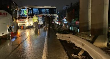 Yağmur sebebiyle kayganlaşan yolda işçi servisi bariyere çarptı: 1 yaralı
