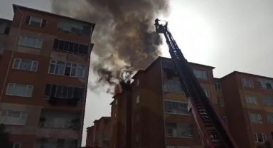 7 katlı apartmanın çatısı alev alev yandı