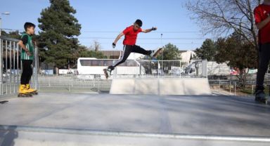 Adrenalin tutkunları kaykay parka