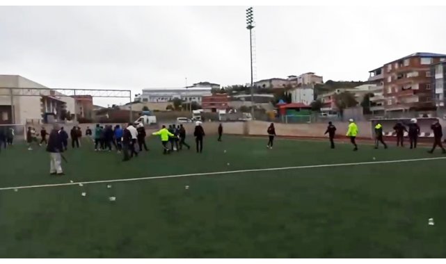 Amatör ligde tekmeler havada uçtu